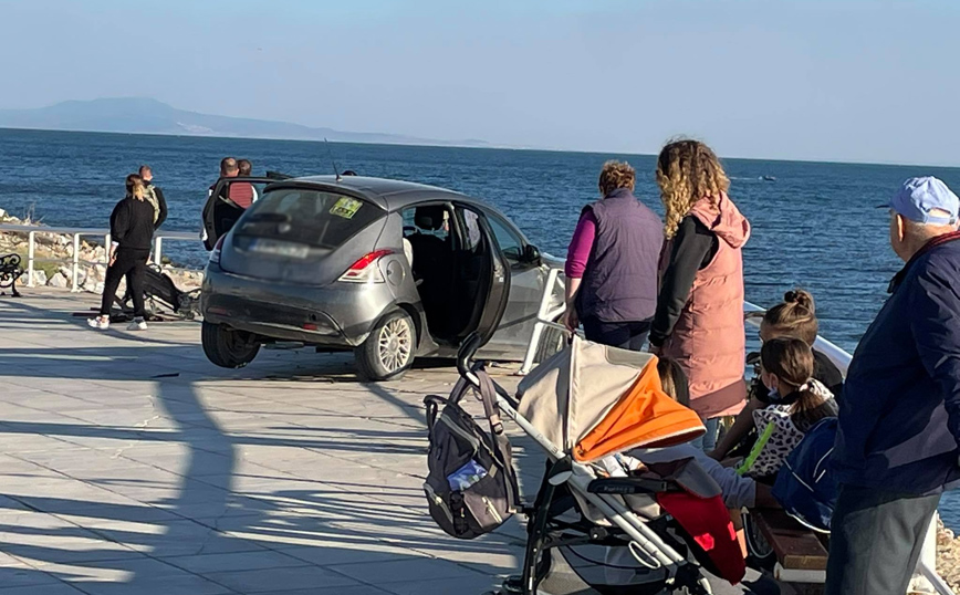 Γυναίκα έπεσε στη θάλασσα όταν αυτοκίνητο χτύπησε το παγκάκι που καθόταν Γυναίκα έπεσε στη θάλασσα όταν αυτοκίνητο χτύπησε το παγκάκι που καθόταν