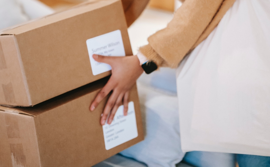 Τέλος η ταλαιπωρία με τα courier – Έρχονται οι «έξυπνες» θυρίδες για παραλαβή και παράδοση δεμάτων