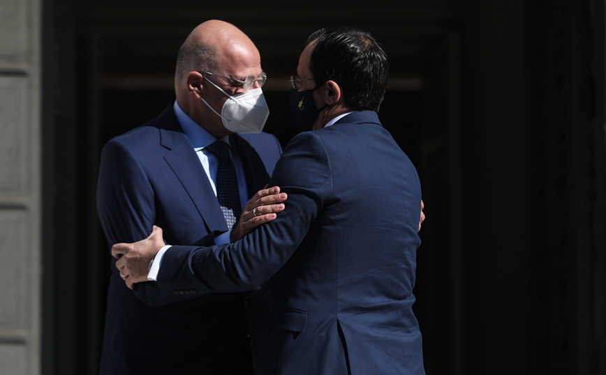 Ελληνογαλλική συμφωνία και Κυπριακό στην ατζέντα της συνάντησης Δένδια – Χριστοδουλίδη