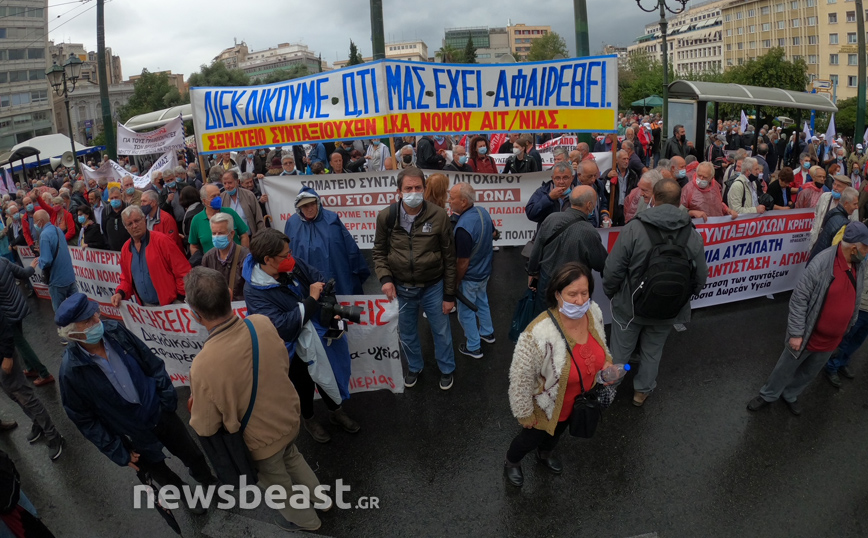 Στους δρόμους της Αθήνας οι συνταξιούχοι – Πορεία προς το Μέγαρο Μαξίμου