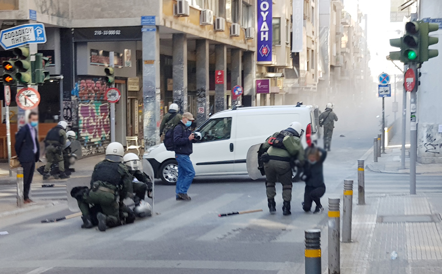 Ένταση στα Εξάρχεια με πετροπόλεμο και χημικά