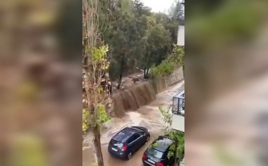 Κακοκαιρία Μπάλλος: Πρωτόγνωρες εικόνες στον Λυκαβηττό – Δημιουργήθηκε… καταρράκτης στον περιφερειακό