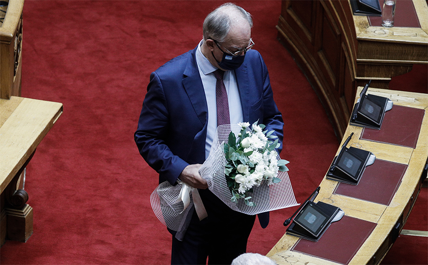 Λουλούδια στο έδρανο της Φώφης Γεννηματά στη Βουλή Λουλούδια στο έδρανο της Φώφης Γεννηματά στη Βουλή