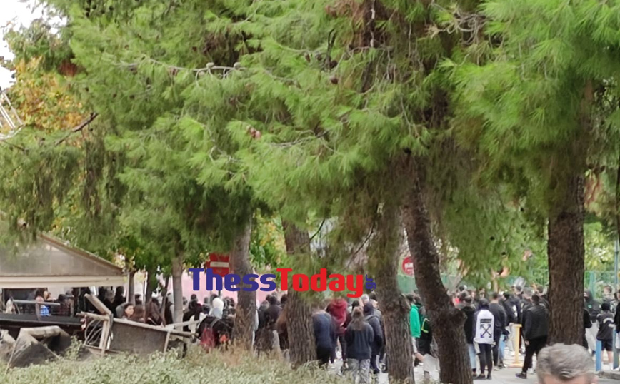 Κόσμος συγκεντρωμένος έξω από το ΕΠΑΛ Ευόσμου, όπου σημειώνονται επεισόδια Κόσμος συγκεντρωμένος έξω από το ΕΠΑΛ Ευόσμου, όπου σημειώνονται επεισόδια