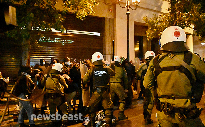 Ένταση στην πορεία διαμαρτυρίας για τον θάνατο του 20χρονου Ρομά στο Πέραμα Ένταση στην πορεία διαμαρτυρίας για τον θάνατο του 20χρονου Ρομά στο Πέραμα