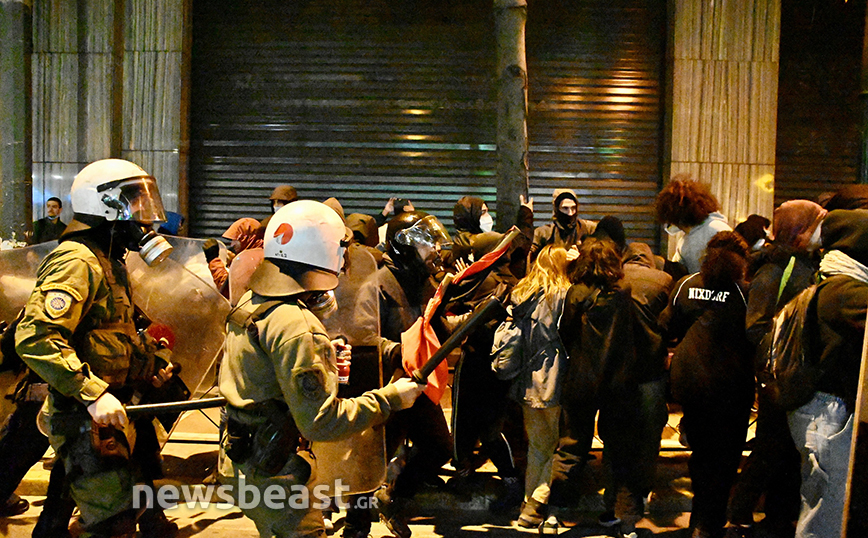 Ένταση στην πορεία διαμαρτυρίας για τον θάνατο του 20χρονου Ρομά στο Πέραμα Ένταση στην πορεία διαμαρτυρίας για τον θάνατο του 20χρονου Ρομά στο Πέραμα