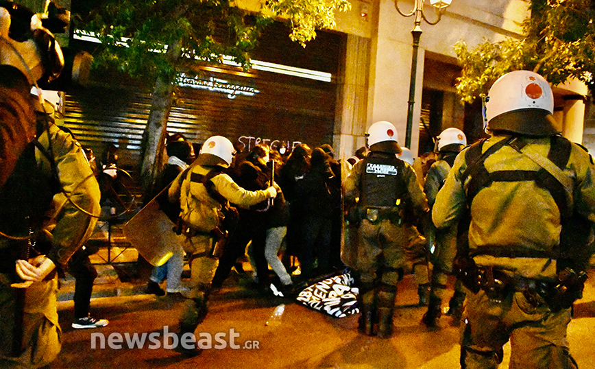 Ένταση στην πορεία διαμαρτυρίας για τον θάνατο του 20χρονου Ρομά στο Πέραμα Ένταση στην πορεία διαμαρτυρίας για τον θάνατο του 20χρονου Ρομά στο Πέραμα