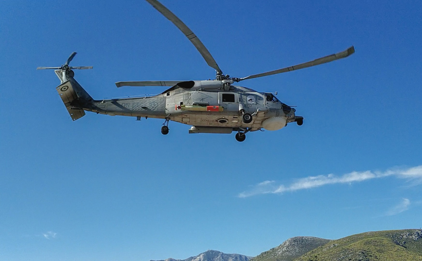 Ελικόπτερο πλήττει υποβρύχιο με τορπίλη