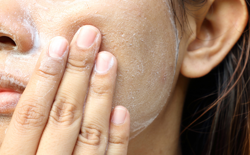 Γυναίκα περιποιείται το πρόσωπό της