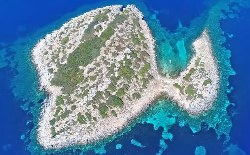 Το ελληνικό νησί σε σχήμα πάπιας με το ανατριχιαστικό όνομα που παραπέμπει στο θάνατο