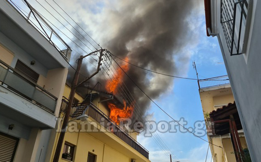 Φωτιά σε σπίτι στη Λαμία &#8211; Εικόνες με τις φλόγες να ξεπηδούν από το διαμέρισμα