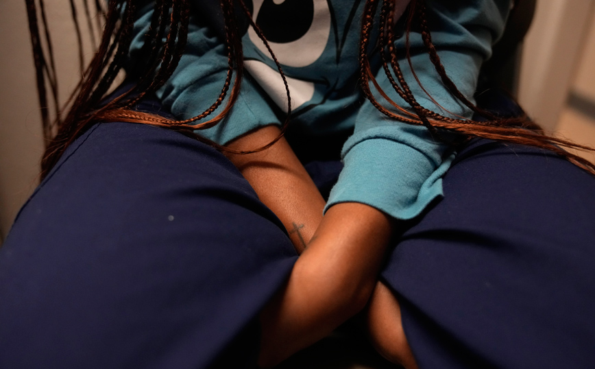 Κορίτσι με τα χέρια σταυρωτά Κορίτσι με τα χέρια σταυρωτά