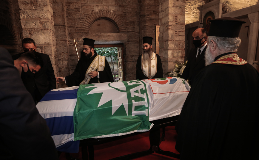 Στο παρεκκλήσι της μητρόπολης η σορός της Φώφης Γεννηματά Στο παρεκκλήσι της μητρόπολης η σορός της Φώφης Γεννηματά