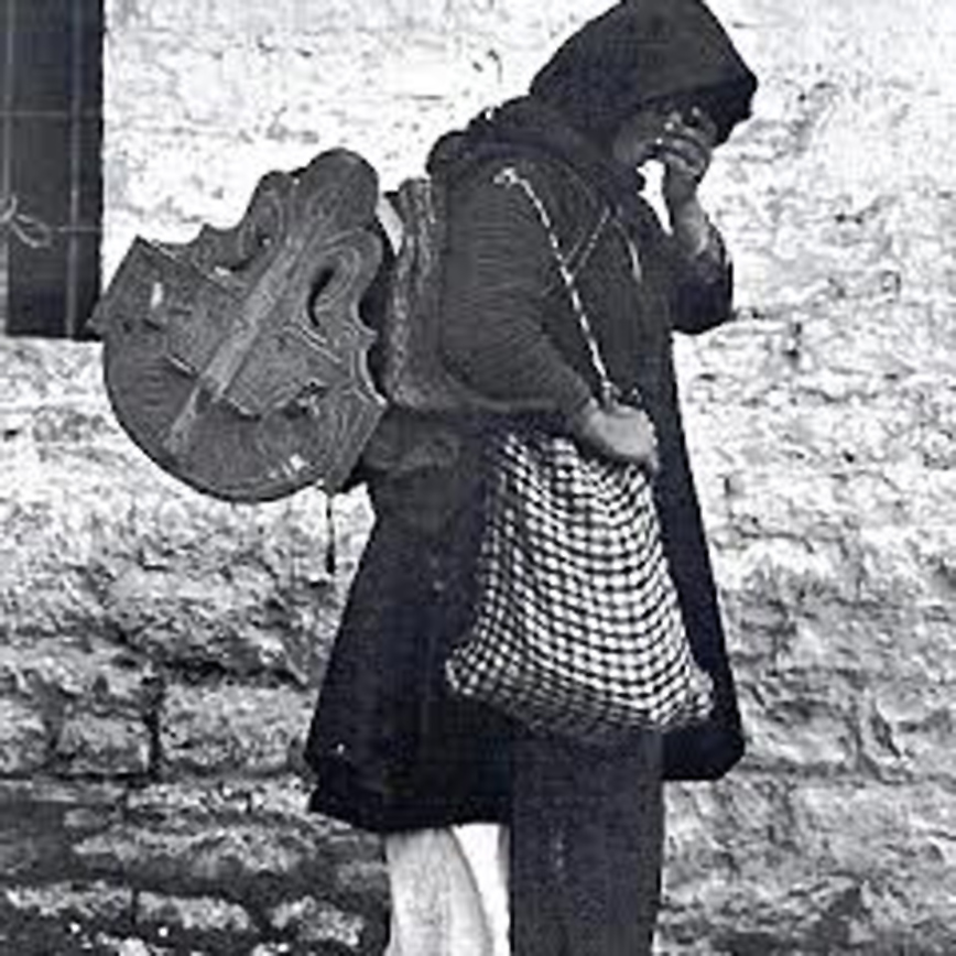 Γυναίκα κλαίει στην Κατοχή Γυναίκα κλαίει στην Κατοχή