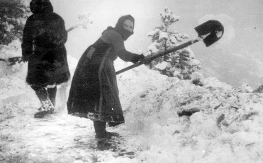 Με φτυάρια στα χέρια σκάβουν διόδους στα βουνά (2) Με φτυάρια στα χέρια σκάβουν διόδους στα βουνά (2)