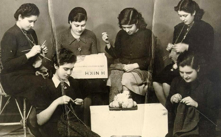 Γυναίκες πλέκουν για τους φαντάρους που πολεμούν στο μέτωπο Γυναίκες πλέκουν για τους φαντάρους που πολεμούν στο μέτωπο