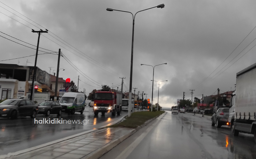 Καταρρακτώδης βροχή σε όλη τη Χαλκιδική Καταρρακτώδης βροχή σε όλη τη Χαλκιδική