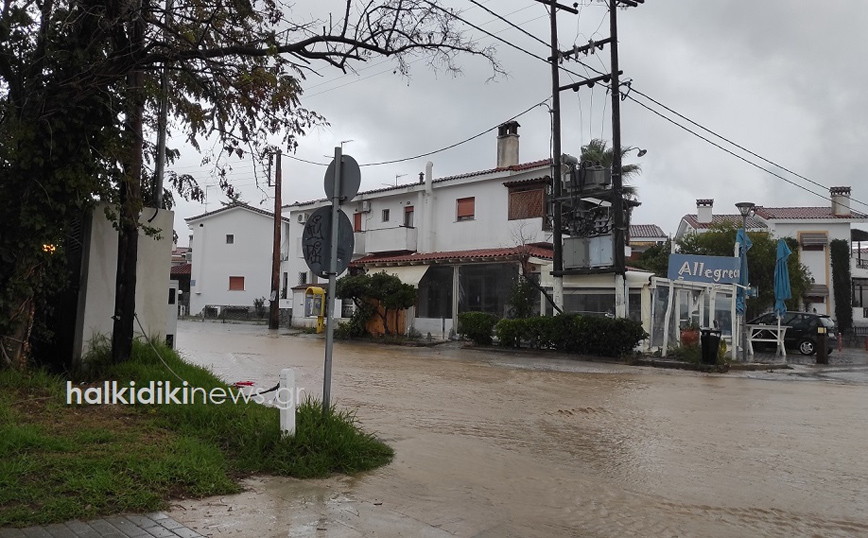 Καταρρακτώδης βροχή σε όλη τη Χαλκιδική Καταρρακτώδης βροχή σε όλη τη Χαλκιδική