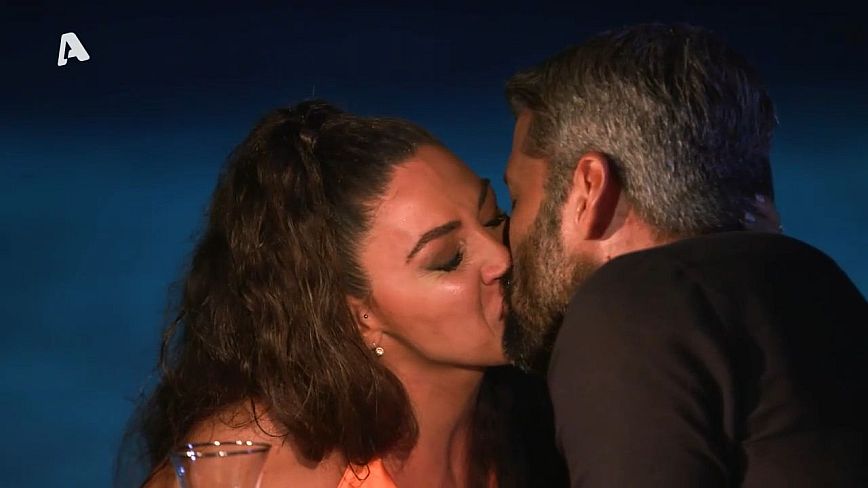 The Bachelor: Η Λένα δεν περίμενε το δώρο και «έλιωσε» μπρος στον Αλέξη Παππά