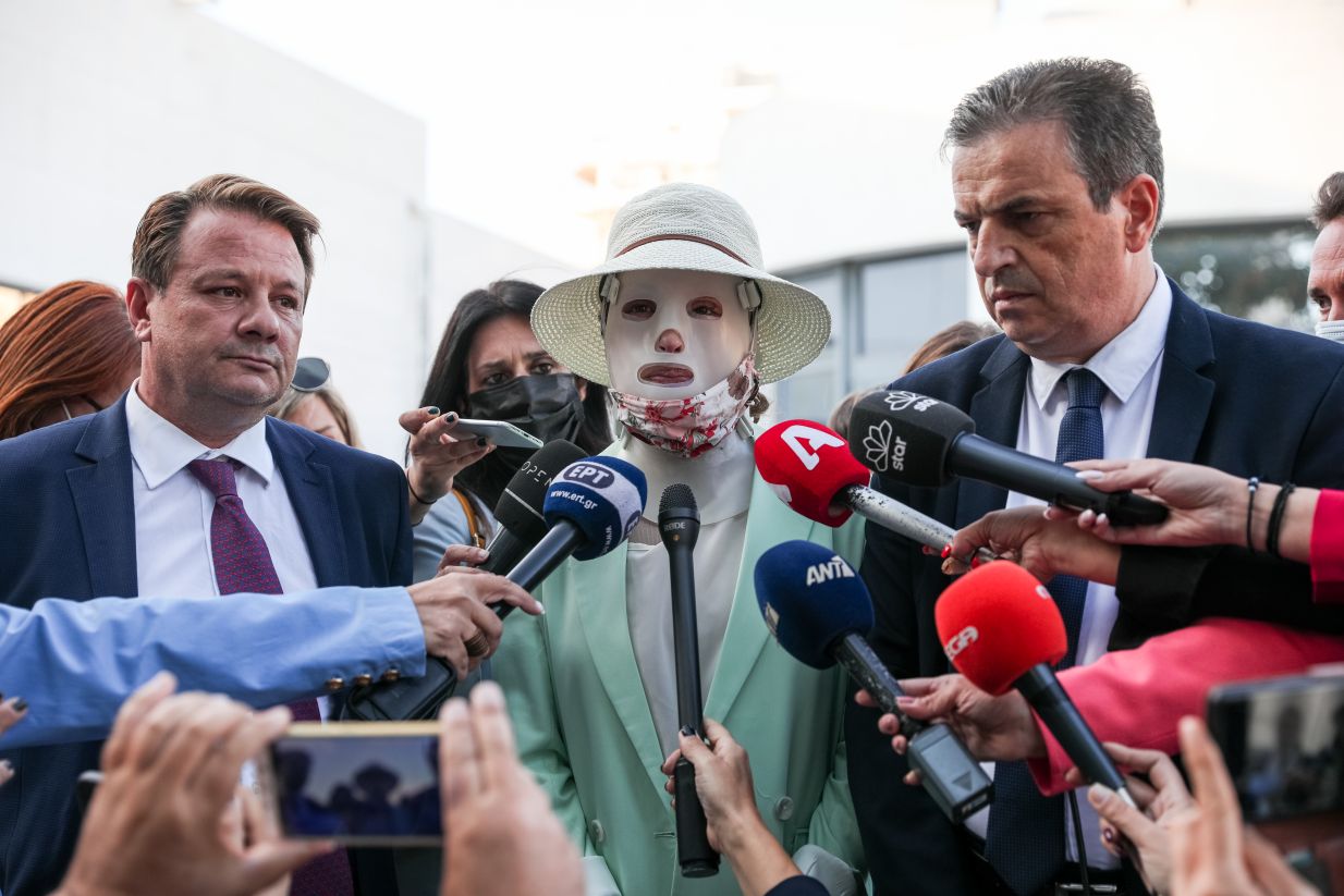 Η Ιωάννα Παλιοσπύρου κάνει δηλώσεις μετά την συγκλονιστική της κατάθεση στο δικαστληριο για την επίθεση με βιτριόλι Η Ιωάννα Παλιοσπύρου κάνει δηλώσεις μετά την συγκλονιστική της κατάθεση στο δικαστληριο για την επίθεση με βιτριόλι