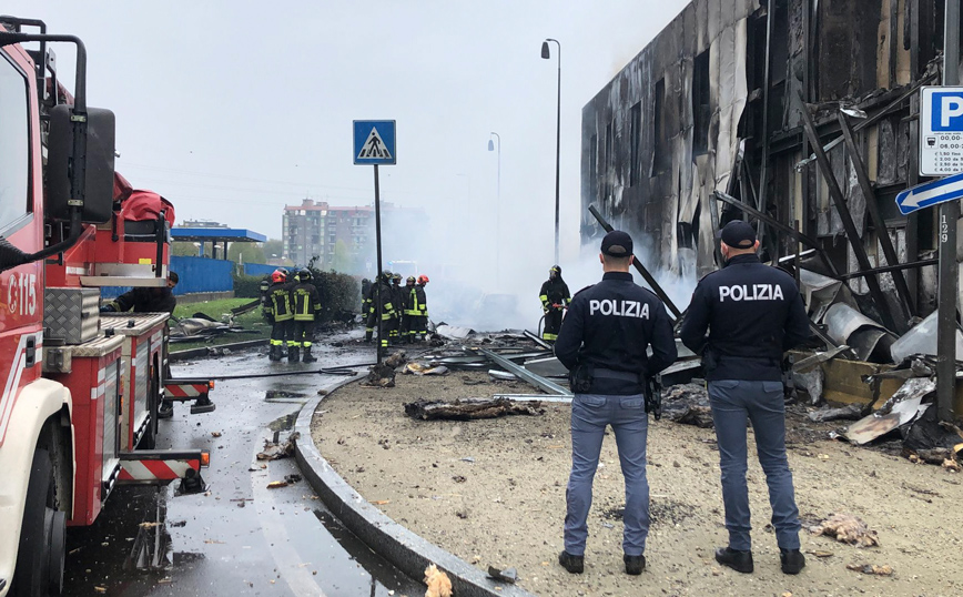 Αστυνομικοί και πυροσβέστες στο Μιλάνο μετά τη συντριβή αεροσκάφους σε κτίριο Αστυνομικοί και πυροσβέστες στο Μιλάνο μετά τη συντριβή αεροσκάφους σε κτίριο