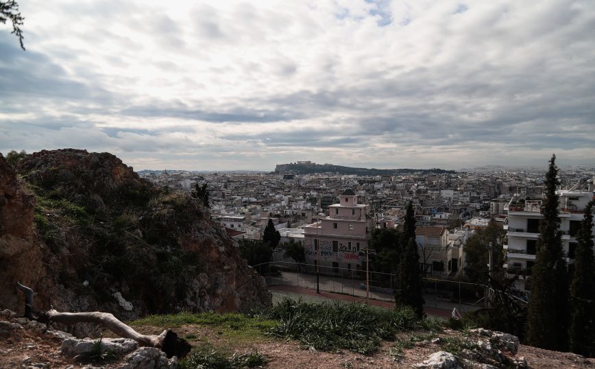 Καιρός &#8211; Meteo: Συννεφιά την Τρίτη με τοπικές βροχές και σκόνη &#8211; Πού αναμένονται ομίχλες