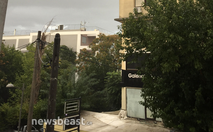 Καιρός: Μαύρισε ο ουρανός στην Αττική – Έντονη καταιγίδα με κεραυνούς