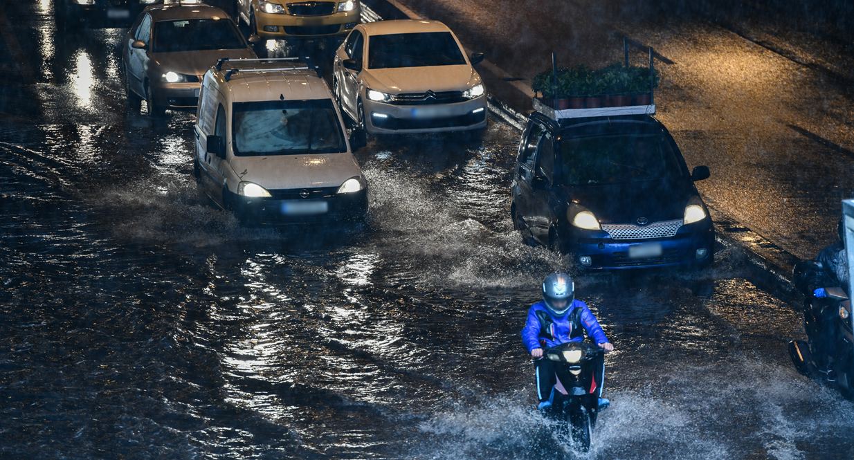 Κακοκαιρία Μπάλλος: Δύσκολο 48ωρο σε όλη τη χώρα &#8211; Άγρια κύματα στον Κηφισό και&#8230; καταρράκτες στον Λυκαβηττό