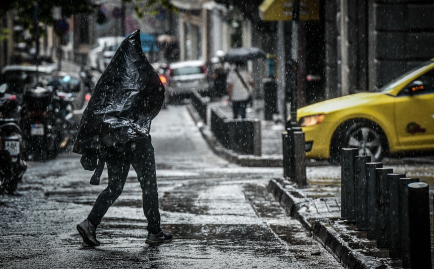 Προ των πυλών τριήμερη κακοκαιρία που θα «σκεπάσει» τη χώρα – Πού θα πέσει πολύ νερό