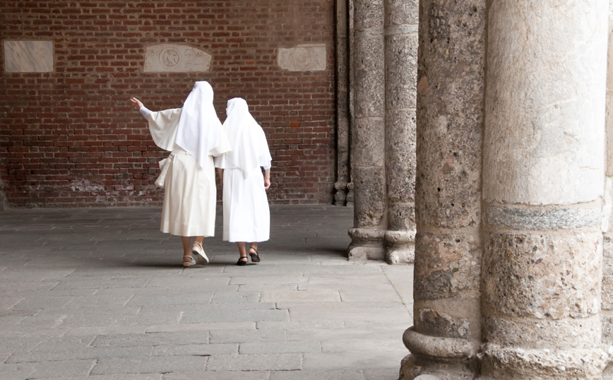 Καθολικές καλόγριες περπατούν