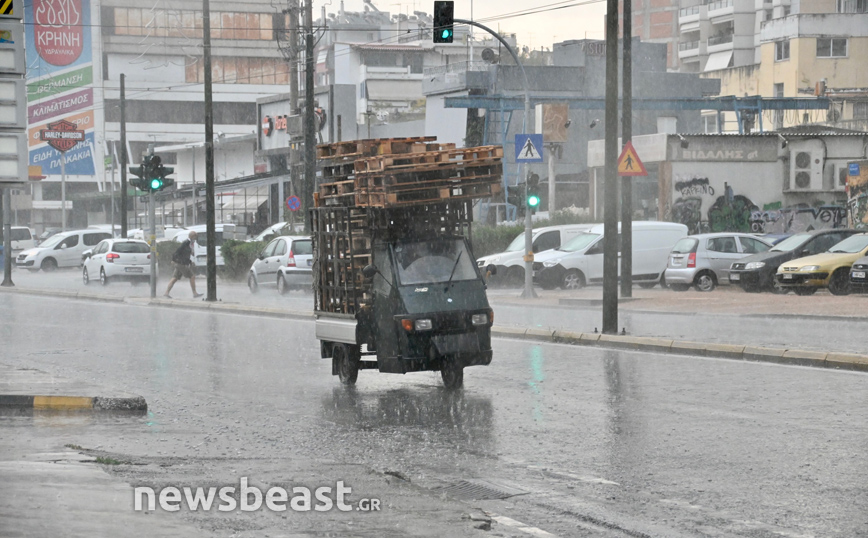Έντονη βροχόπτωση πλήττει την Αττική Έντονη βροχόπτωση πλήττει την Αττική