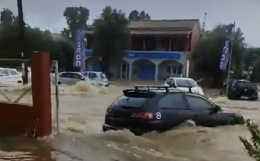 Κακοκαιρία Μπάλλος: Η στιγμή που αυτοκίνητο παρασύρεται από τα ορμητικά νερά στην Κέρκυρα