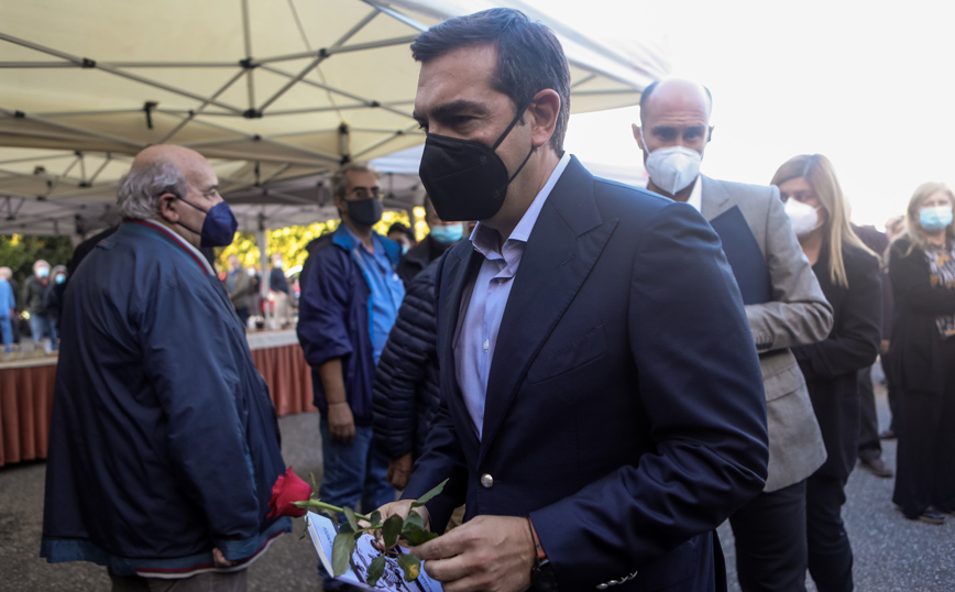 Ο Αλέξης Τσίπρας με κόκκινο τριαντάφυλλο στην κηδεία του Τάσου Κουράκη Ο Αλέξης Τσίπρας με κόκκινο τριαντάφυλλο στην κηδεία του Τάσου Κουράκη