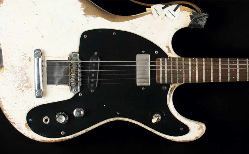 Πωλήθηκε σχεδόν 1 εκατ. δολάρια η κιθάρα του Johnny Ramone