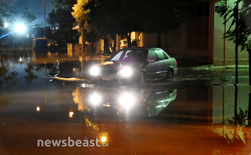 Κακοκαιρία Μπάλλος: Σε λίμνη μετατράπηκε ο Κολωνός &#8211; Εικόνες από τους πλημμυρισμένους δρόμους