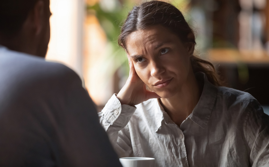 Γυναίκα κοιτά εκνευρισμένη την παρέα της Γυναίκα κοιτά εκνευρισμένη την παρέα της