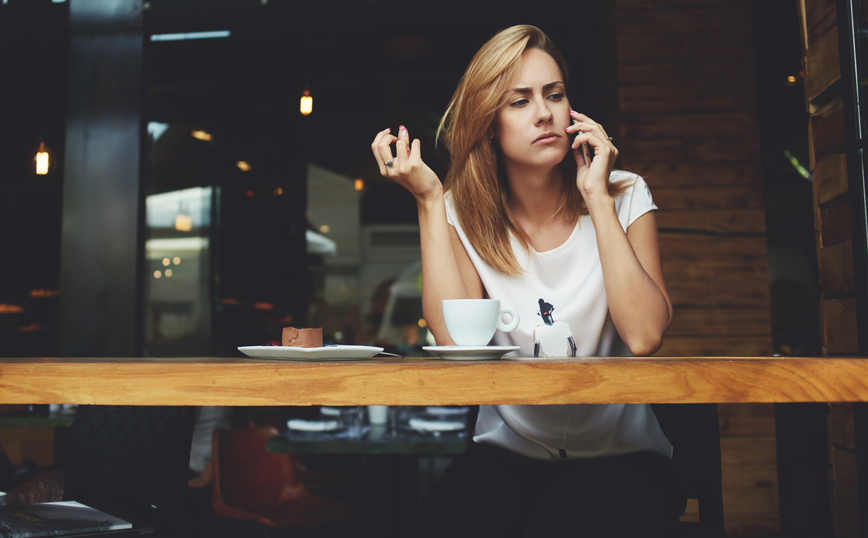 Γυναίκα μιλά στο κινητό της Γυναίκα μιλά στο κινητό της