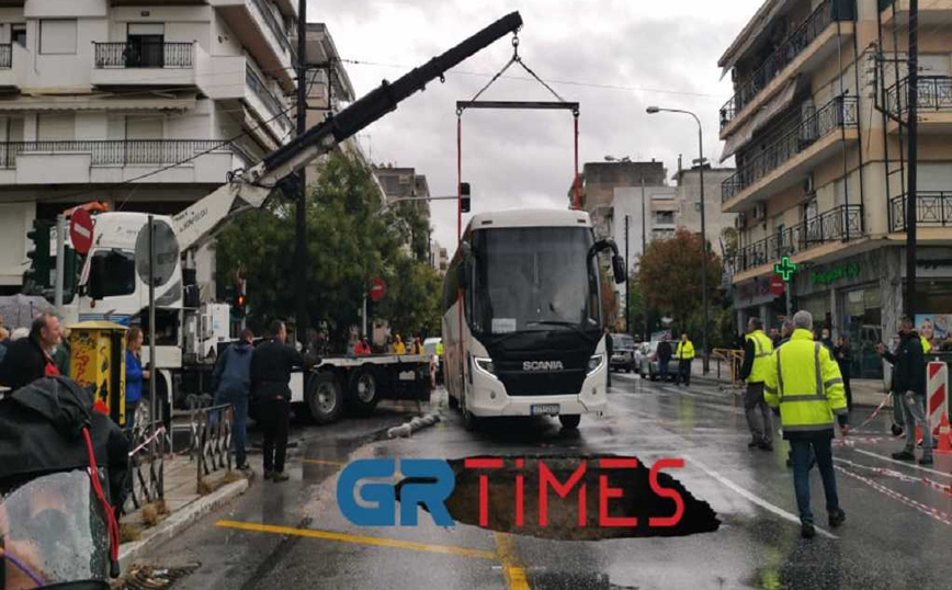 Κακοκαιρία Μπάλλος – Θεσσαλονίκη: Γερανός σήκωσε το λεωφορείο που το κατάπιε ο δρόμος – Τι λέει ο οδηγός