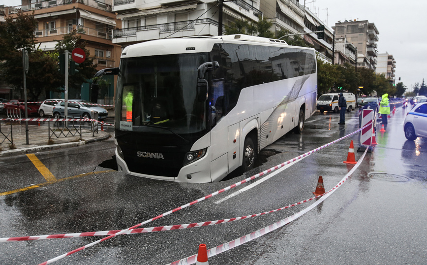 Άνοιξε η γη και έπεσε μέσα το λεωφορείο Άνοιξε η γη και έπεσε μέσα το λεωφορείο