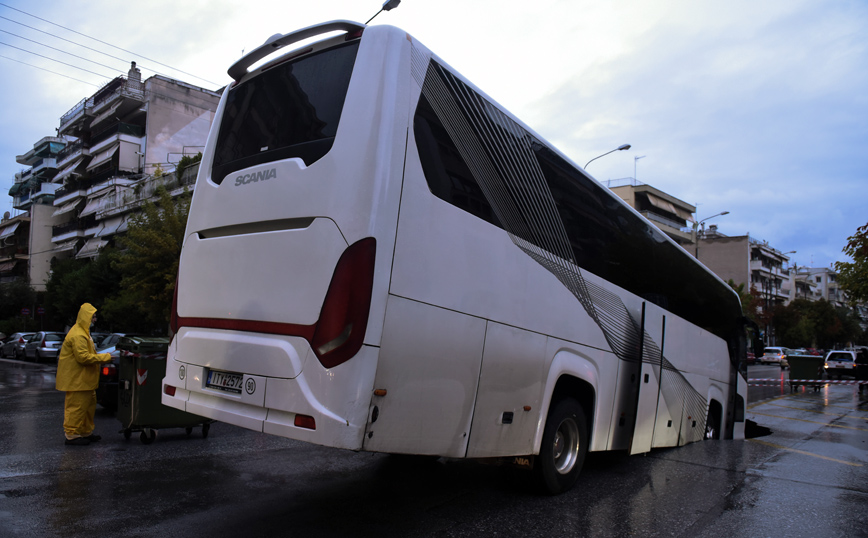 Άνοιξε η γη και έπεσε μέσα το λεωφορείο Άνοιξε η γη και έπεσε μέσα το λεωφορείο