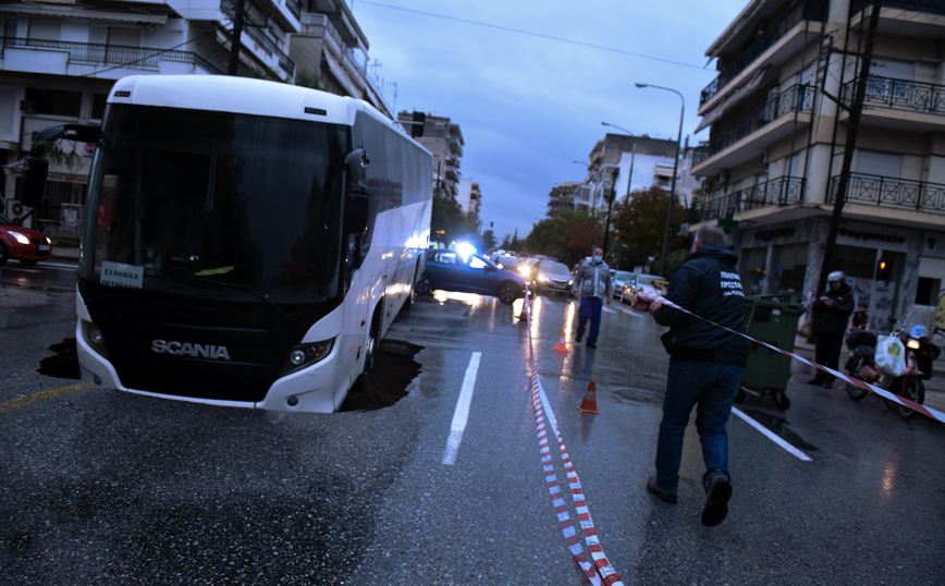 Άνοιξε η γη και έπεσε μέσα το λεωφορείο Άνοιξε η γη και έπεσε μέσα το λεωφορείο