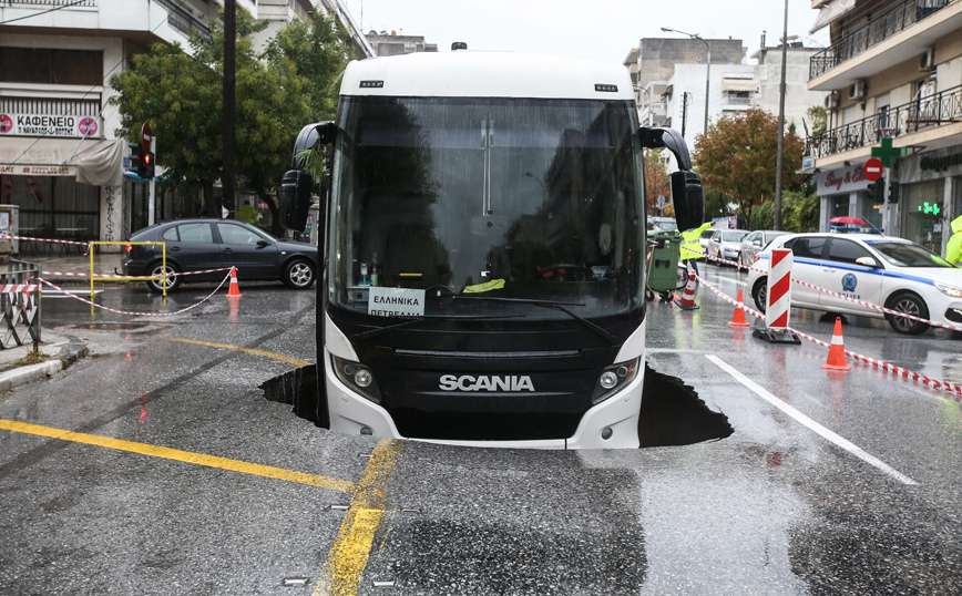 Κακοκαιρία Μπάλλος &#8211; Θεσσαλονίκη: Άνοιξε η γη και έπεσε μέσα το λεωφορείο &#8211; Δείτε τις εικόνες