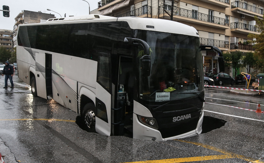 Άνοιξε η γη και έπεσε μέσα το λεωφορείο Άνοιξε η γη και έπεσε μέσα το λεωφορείο