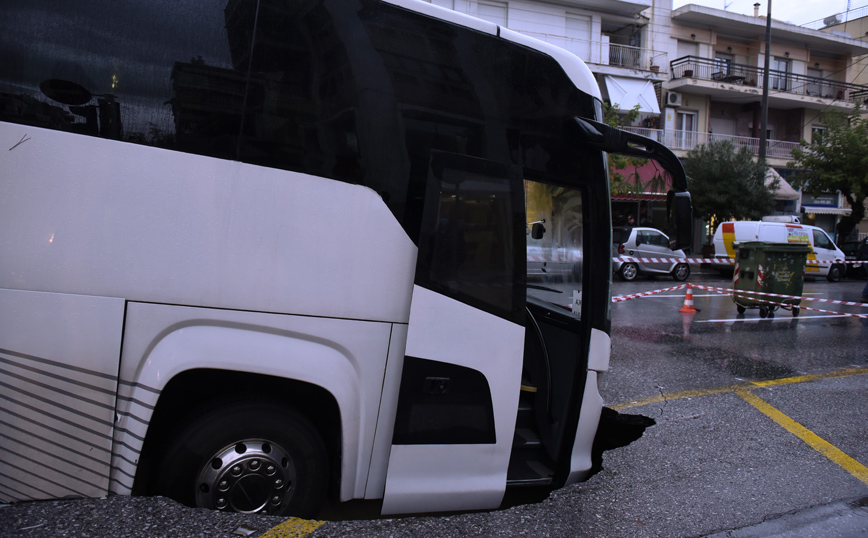 Άνοιξε η γη και έπεσε μέσα το λεωφορείο Άνοιξε η γη και έπεσε μέσα το λεωφορείο