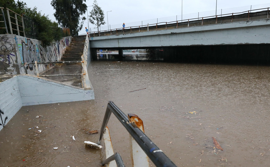 Λεωφορείο μέσα στο νερό στην Ποσειδώνος Λεωφορείο μέσα στο νερό στην Ποσειδώνος