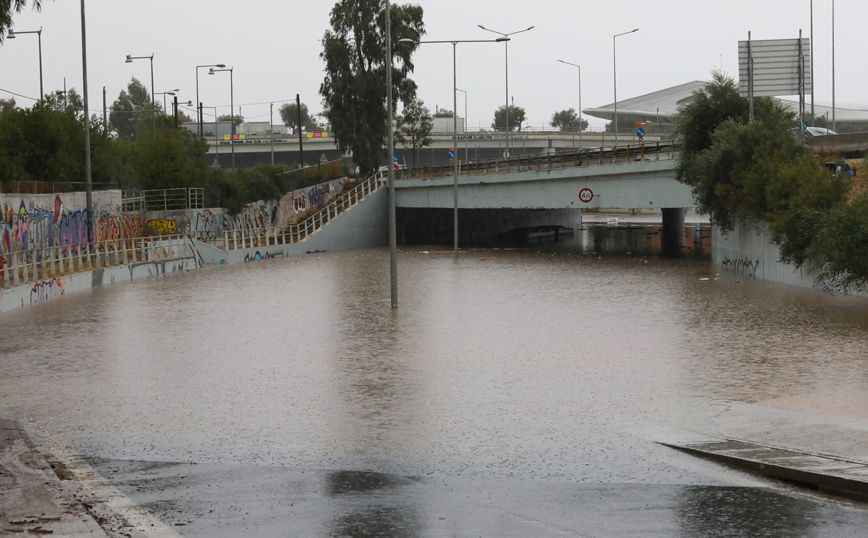 Λεωφορείο μέσα στο νερό στην Ποσειδώνος Λεωφορείο μέσα στο νερό στην Ποσειδώνος