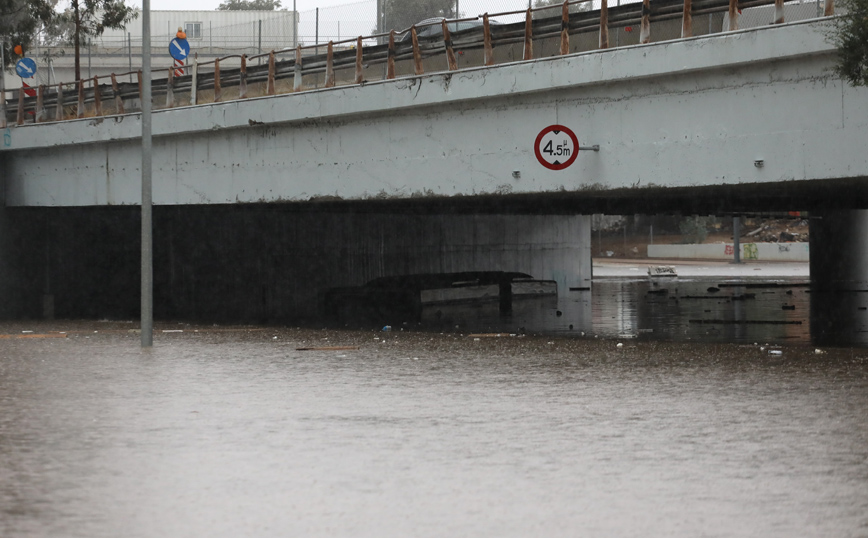 Λεωφορείο μέσα στο νερό στην Ποσειδώνος Λεωφορείο μέσα στο νερό στην Ποσειδώνος