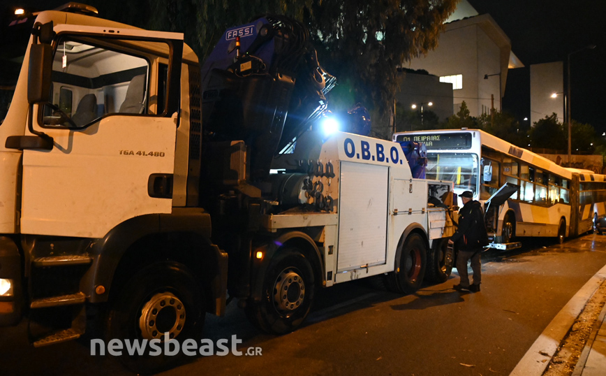 Κακοκαιρία Μπάλλος: Απομάκρυνση του λεωφορείου που βυθίστηκε στη λεωφόρο Ποσειδώνος Κακοκαιρία Μπάλλος: Απομάκρυνση του λεωφορείου που βυθίστηκε στη λεωφόρο Ποσειδώνος