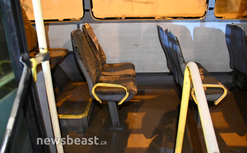 Κακοκαιρία Μπάλλος: Απομάκρυνση του λεωφορείου που βυθίστηκε στη λεωφόρο Ποσειδώνος Κακοκαιρία Μπάλλος: Απομάκρυνση του λεωφορείου που βυθίστηκε στη λεωφόρο Ποσειδώνος