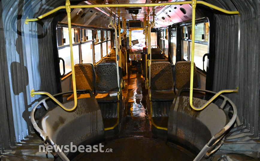 Κακοκαιρία Μπάλλος: Απομάκρυνση του λεωφορείου που βυθίστηκε στη λεωφόρο Ποσειδώνος Κακοκαιρία Μπάλλος: Απομάκρυνση του λεωφορείου που βυθίστηκε στη λεωφόρο Ποσειδώνος